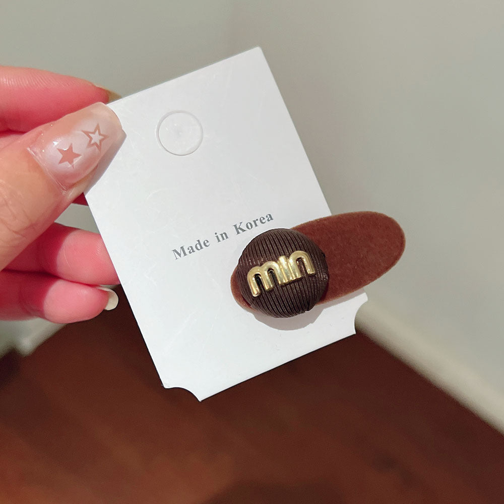 AN1404秋冬植絨包扣字母髮夾2023.11.07