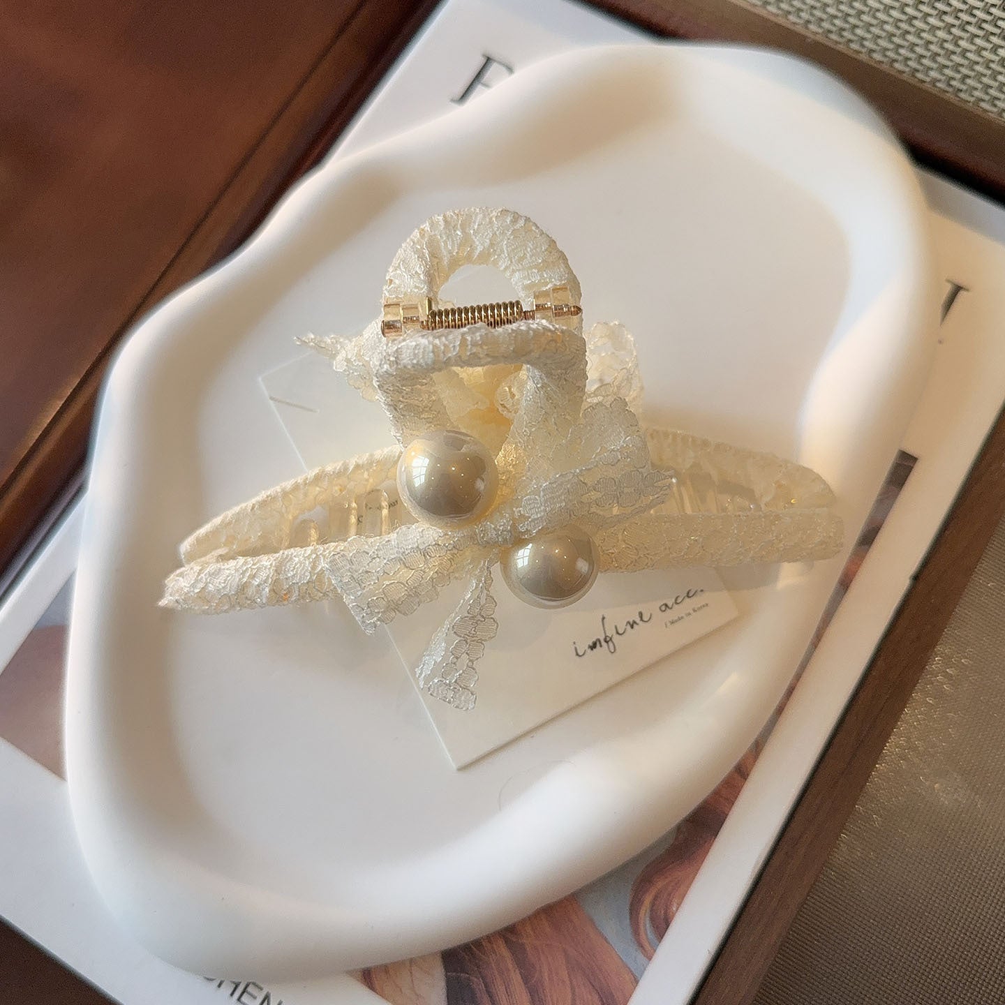 AA3871蕾絲布藝纏繞高級感大號珍珠蝴蝶結鯊魚夾2026.04