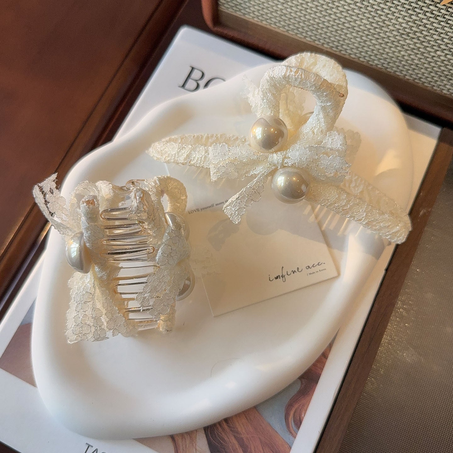 AA3871蕾絲布藝纏繞高級感大號珍珠蝴蝶結鯊魚夾2026.04