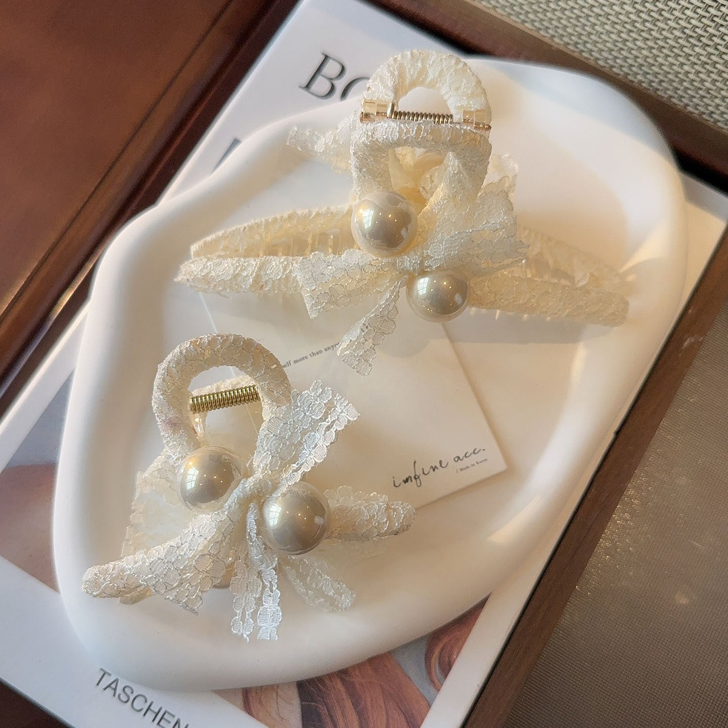 AA3871蕾絲布藝纏繞高級感大號珍珠蝴蝶結鯊魚夾2026.04